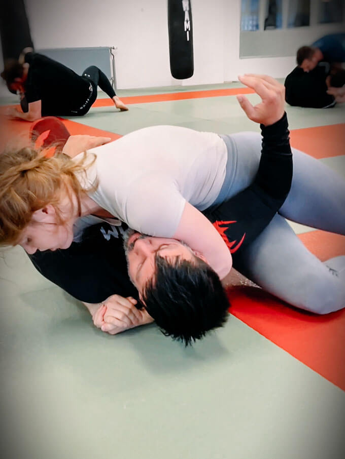 Mann und Frau trainieren im BJJ Unterricht im Combat Club Cologne