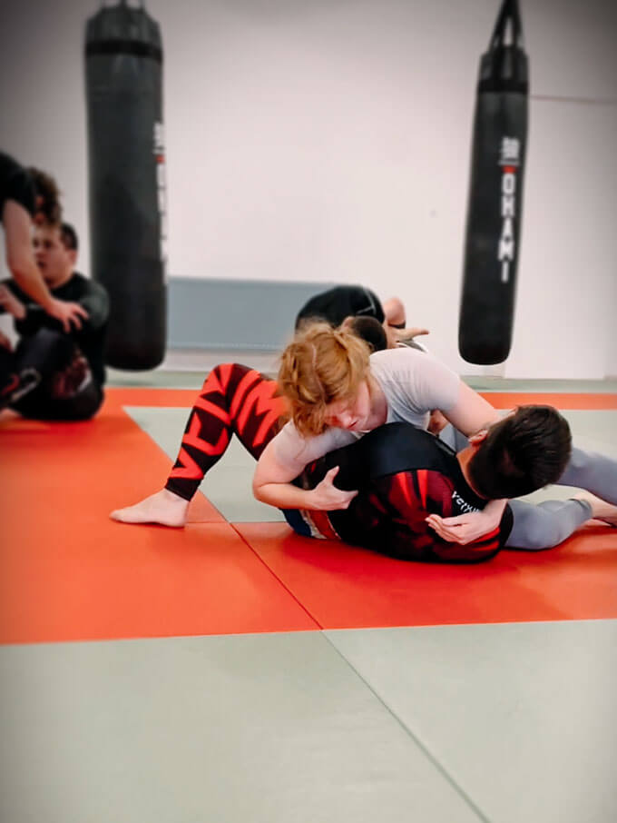 Mann und Frau trainieren im BJJ Unterricht im Combat Club Cologne