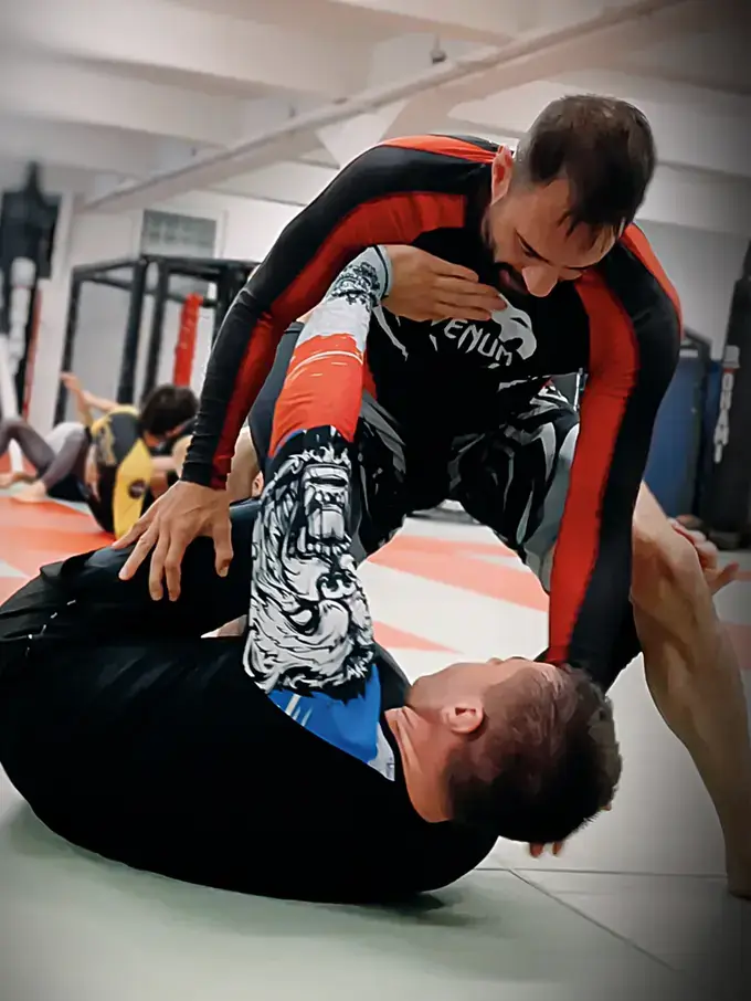 Zwei Männer machen Sparring im BJJ Unterricht im Combat Club Cologne