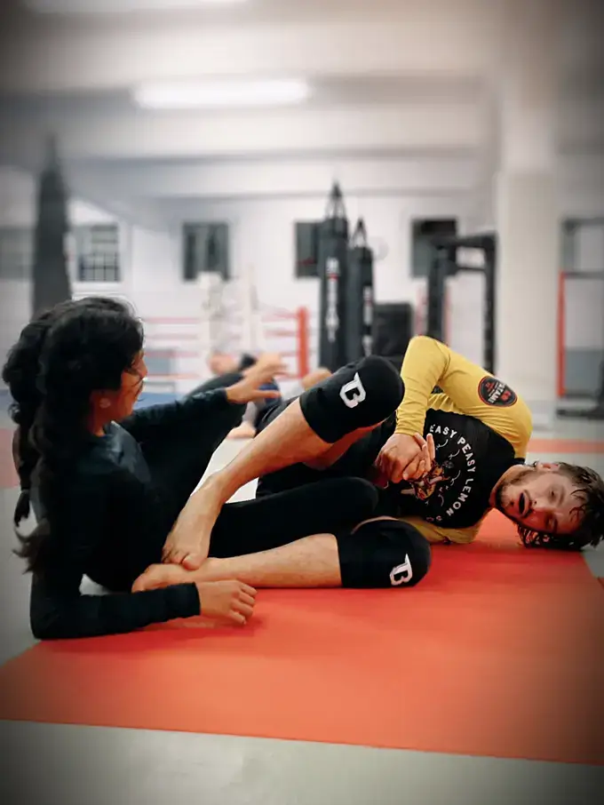 Eine junge Frau und ein junger Mann trainieren im BJJ Unterricht im Combat Club Cologne
